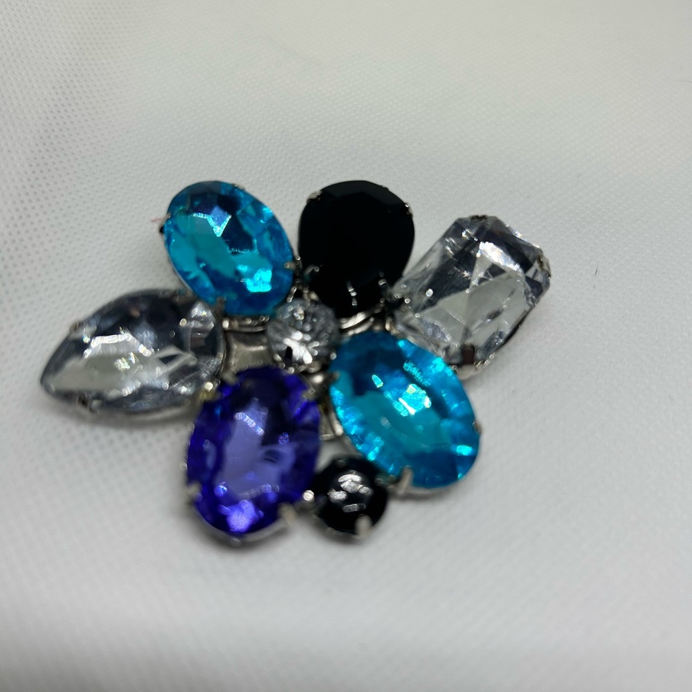 Gem‎ brooch